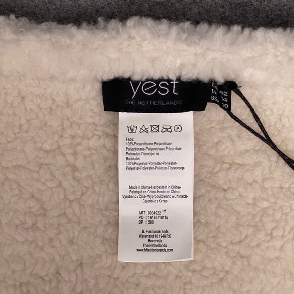 Yest Eva Essential Reversible Faux Leather Sherpa Vest – Silver/White (Size 10) - Picture 4 of 9